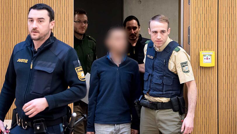 Der Angeklagte wird in den Hochsicherheits-Gerichtssaal in Stadelheim geführt