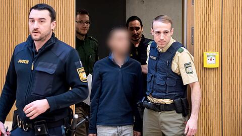 Der Angeklagte wird in den Hochsicherheits-Gerichtssaal in Stadelheim geführt