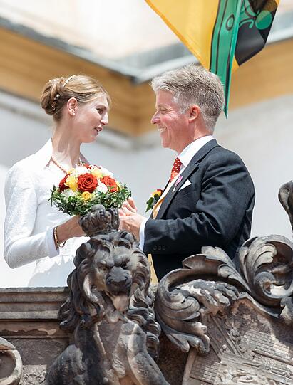 Prinzessin Stephanie von Sachsen-Coburg und Gotha und ihr Mann Jan Stahl kommen nach ihrer Trauung aus Schloss Friedenstein. Eine kirchliche Hochzeit soll es im kommenden Jahr geben.