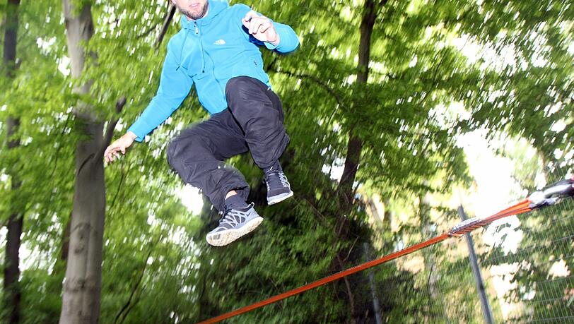 Auch Slacklinen ist im Sommerferienprogramm des Ökologischen Ferienprogramms. Auch Slacklinen ist im Sommerferienprogramm des Ökologischen Ferienprogramms.