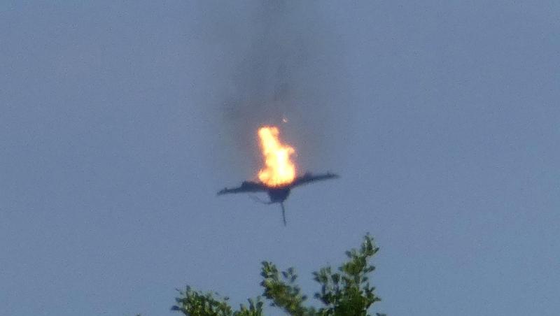 Der brennende "Eurofighter" stürzt über der Kleinstadt Malchow ab. Der brennende "Eurofighter" stürzt über der Kleinstadt Malchow ab.