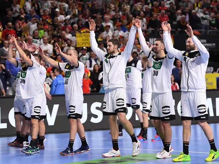 Deutschlands Handballer feiern mit dem Publikum den Sieg über Spanien.