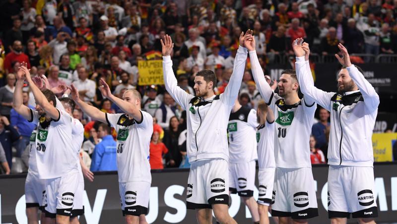 Deutschlands Handballer feiern mit dem Publikum den Sieg über Spanien. Deutschlands Handballer feiern mit dem Publikum den Sieg über Spanien.