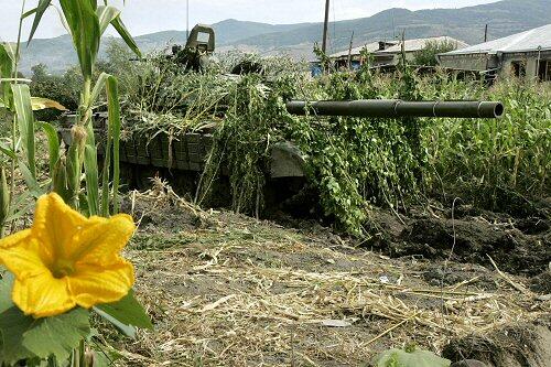 Gut getarnt lauert in Georgien ein russischer Panzer