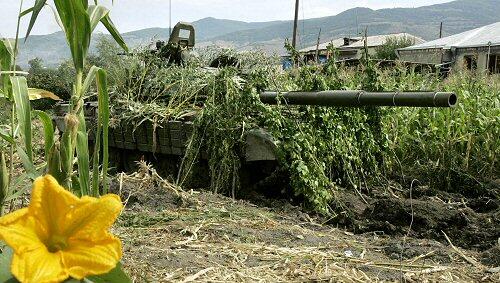 Gut getarnt lauert in Georgien ein russischer Panzer Gut getarnt lauert in Georgien ein russischer Panzer