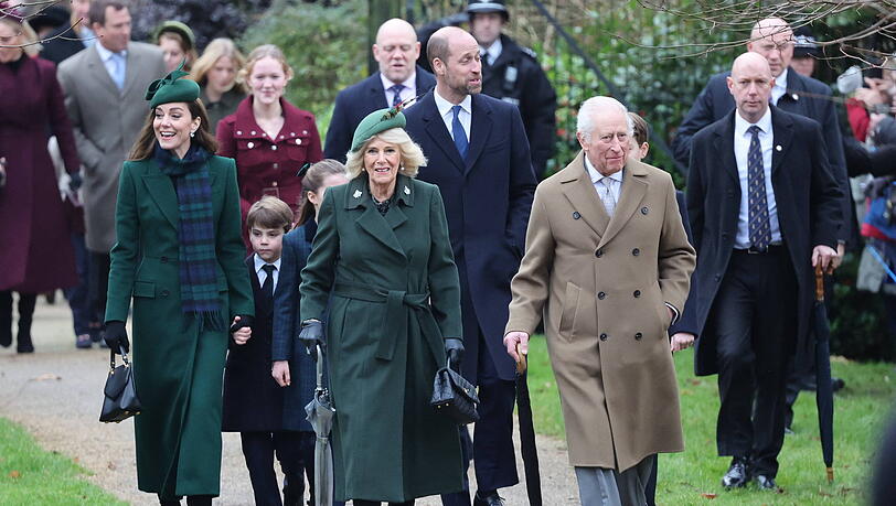 Prinzessin Kate und die restliche Familie der Royals scheinen auf dem Weg zum Gottesdienst in Sandringham sichtlich Spaß zu haben.