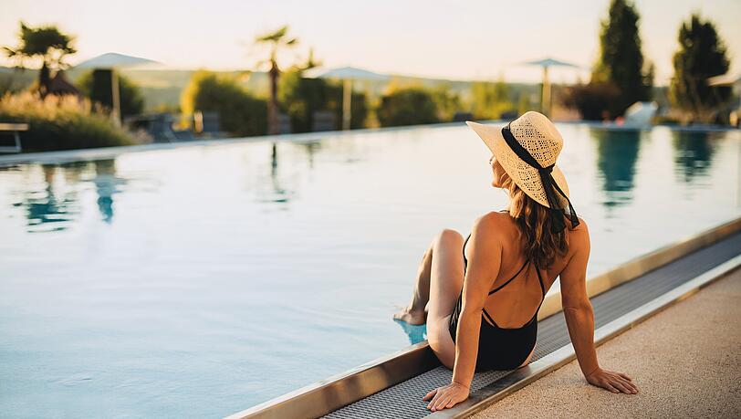 Ganz entspannt am Infinitypool sitzen und die Seele baumeln lassen. Ganz entspannt am Infinitypool sitzen und die Seele baumeln lassen.