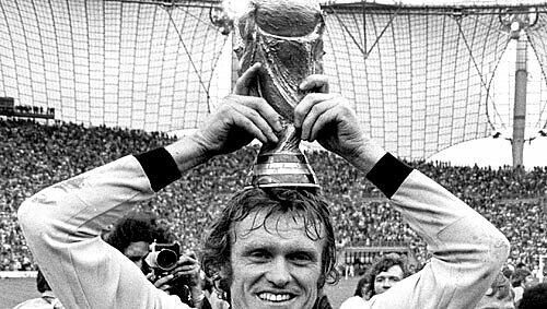 Sein größter Triumph: Sepp Maier mit dem WM-Pokal, den er 1974 mit Deutschland gewann. Sein größter Triumph: Sepp Maier mit dem WM-Pokal, den er 1974 mit Deutschland gewann.