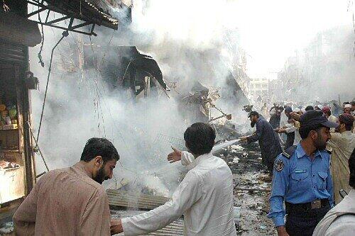 Feuerwehrleute versuchen in Peshawar einen Brand zu löschen.