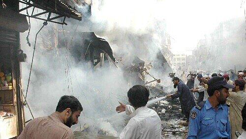 Feuerwehrleute versuchen in Peshawar einen Brand zu löschen. Feuerwehrleute versuchen in Peshawar einen Brand zu löschen.