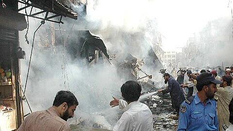 Feuerwehrleute versuchen in Peshawar einen Brand zu löschen.