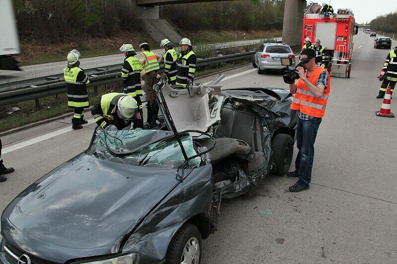 Ein 70 Jahre alter Autofahrer ist am Donnerstag bei einem Unfall auf der Autobahn 94 nahe Poing in Oberbayern ums Leben gekommen. Der Mann übersah das Ende eines Staus.