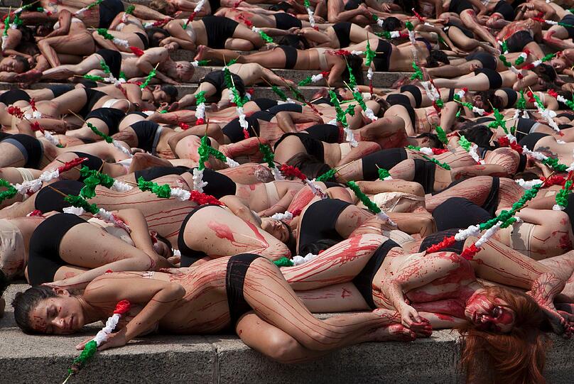 In Mexico City haben zahlreiche Tierschützer mit einer spektakulären Aktion gegen Stierkämpfe protestiert - die Bilder.