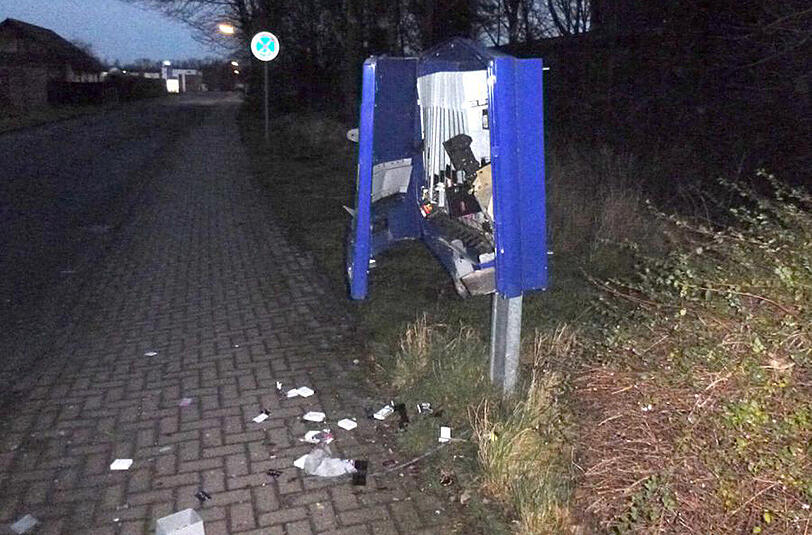 Die Motive der Tat sind noch ungeklärt: Drei Männer haben in Schöppingen/Münsterland einen Kondomautomaten gesprengt.