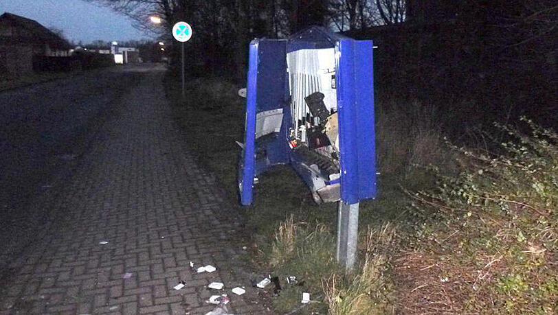 Die Motive der Tat sind noch ungeklärt: Drei Männer haben in Schöppingen/Münsterland einen Kondomautomaten gesprengt. Die Motive der Tat sind noch ungeklärt: Drei Männer haben in Schöppingen/Münsterland einen Kondomautomaten gesprengt.