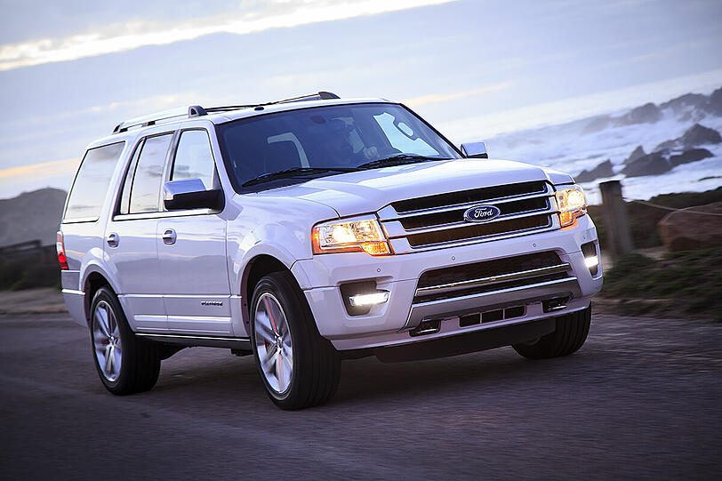 Der Ford Expedition zeigt sich als großzügig dimensionierter Van mit dem Charme einer Schrankwand.