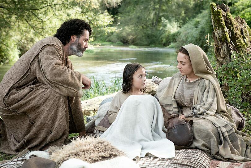 Jesus (Adam Greaves-Neal) zwischen Josef und Maria.
