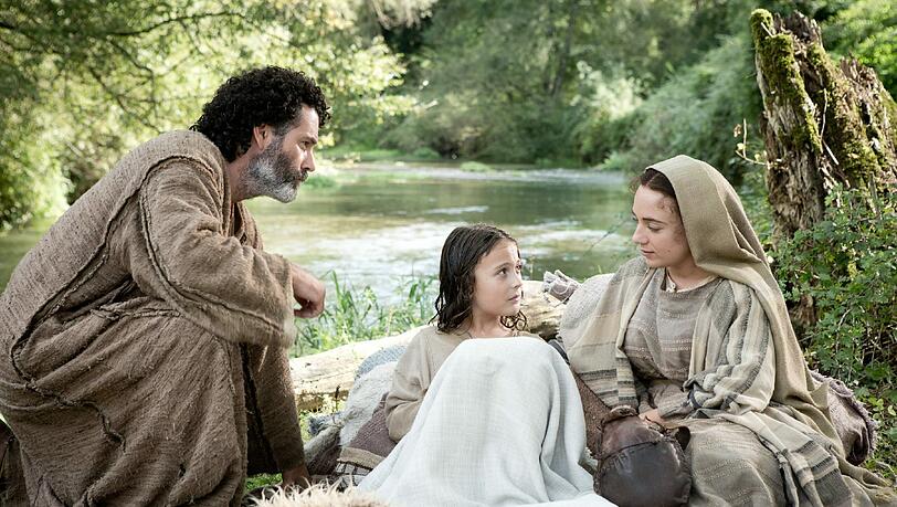 Jesus (Adam Greaves-Neal) zwischen Josef und Maria.
