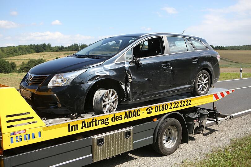 Horror-Unfall in Unterfranken: Bei dem Frontal-Crash kommen zwei Menschen ums Leben.