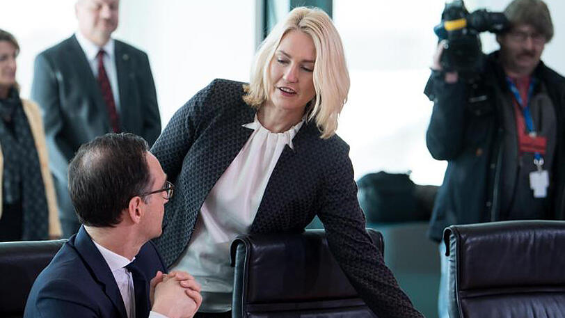 Familienministerin Manuela Schwesig, hier mit Justizminister Heiko Maas, will Eltern von kleinen Kindern entlasten.
