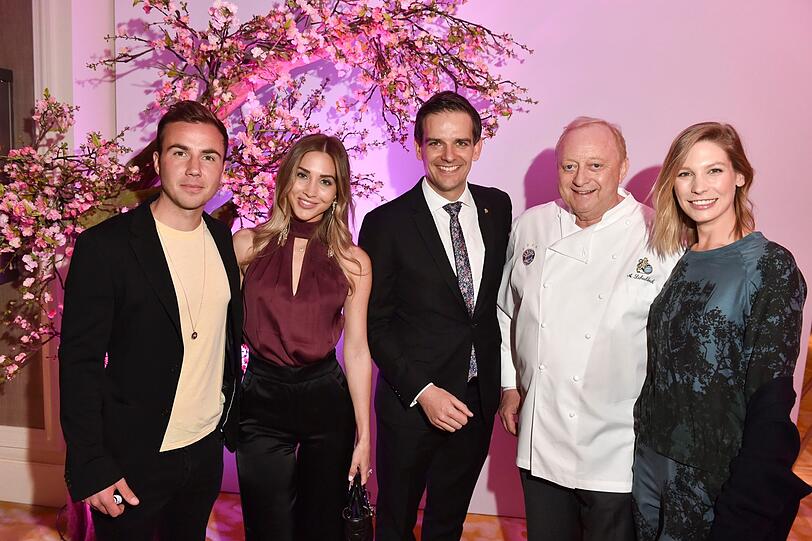 Mario Götze mit Frau Ann-Kathrin, Dominik G. Reiner, Alfons Schuhbeck und Sarah Brandner