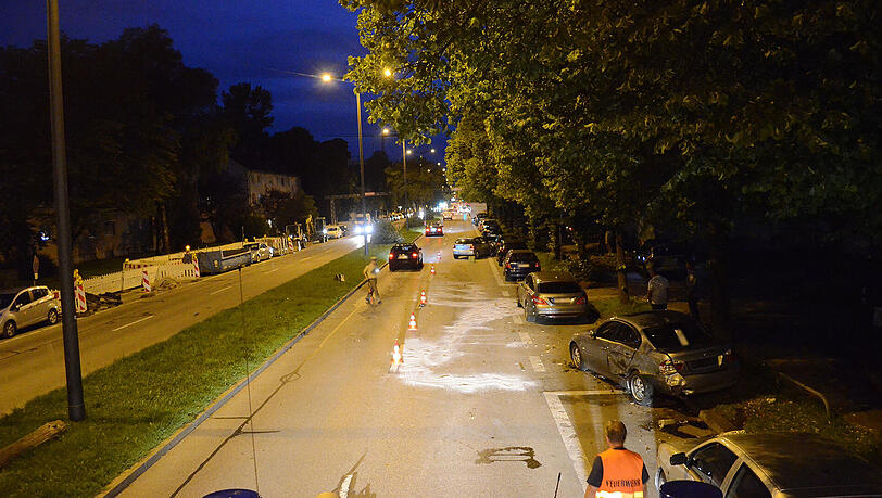 Schneise der Verwüstung: Die Ständlerstraße am Mittwochabend. Schneise der Verwüstung: Die Ständlerstraße am Mittwochabend.
