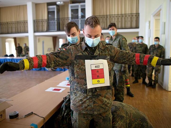 Soldaten der Bundeswehr in Berlin testen derzeit eine Covid19-Tracking App.