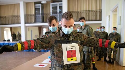 Soldaten der Bundeswehr in Berlin testen derzeit eine Covid19-Tracking App.