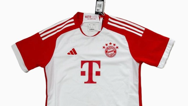 Weiß statt rot: Das Heimtrikot des FC Bayern für die Saison 2023/24. Weiß statt rot: Das Heimtrikot des FC Bayern für die Saison 2023/24.