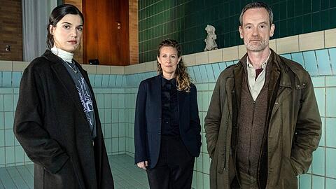 "Tatort: Blut und Wasser" v.l.n.r.: Die neue Kommissarin Leo Sturm (Sophia Mercedes Burtscher), Ira Klasnić (Alessija Lause) und Peter Faber (J&ouml;rg Hartmann).