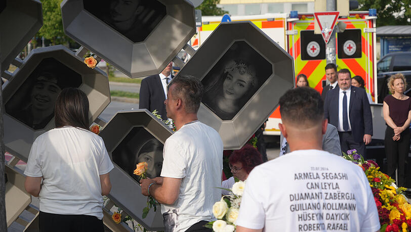 Hunderte Menschen sind gekommen, um der Opfer das OEZ-Attentats zu gedenken.