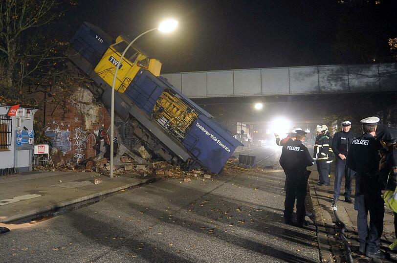 In Hamburg ist in der Nacht zu Donnerstag eine Diesellok entgleist und auf eine tiefergelegene Straße gestürzt.