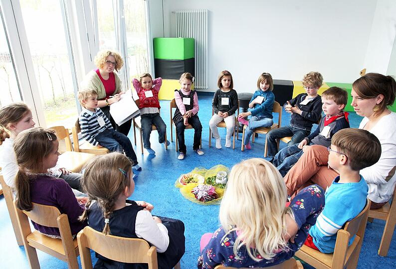 Die Erzieherinnen Sabine Aigner (li.) und Katrin Fischer haben sich ein Begrüßungsritual ausgedacht.