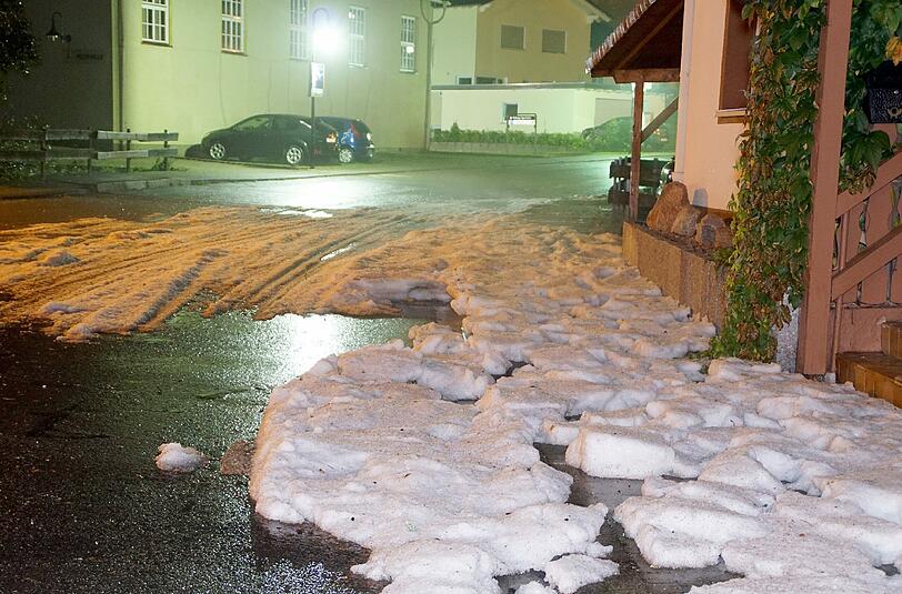 Nach starkem Hagel ist in der Nacht zum 27.09.2016 in Oberflacht (Baden-Württemberg) die Hauptstraße mit einer Schicht von Hagelkörnern bedeckt. Foto: Maurer