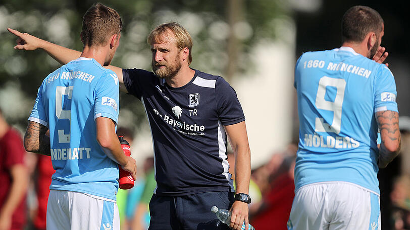 1860-Trainer Daniel Bierofka zeigt Nicolas Andermatt, wo's lang geht. Rechts Angreifer Sascha Mölders.
