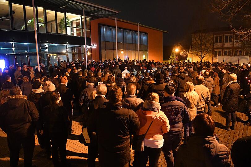 Rund 400 Menschen kamen am Dienstagabend in Kandel zu einem Trauermarsch für die getötete 15-Jährige zusammen. Die Bilder