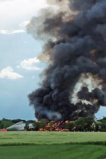 Die Tennishalle des SC Eching brannte am Sonntag lichterloh. Klicken Sie sich durch die Bilder des Feuerwehreinsatzes.