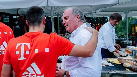 Im vergangenen Jahr lud Hoeneß (hier mit Franck Ribéry) die Stars des FC Bayern zu einem Grillabend ein.