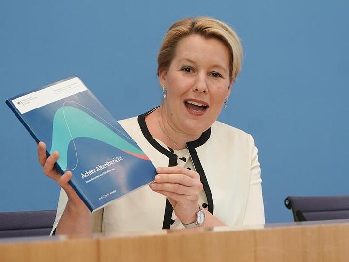 Franziska Giffey (SPD), Bundesministerin für Familie, Senioren, Frauen und Jugend, stellt während einer Pressekonferenz den Bericht "Ältere Menschen und Digitalisierung" der Altersberichtskommission vor.