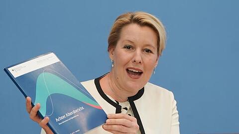 Franziska Giffey (SPD), Bundesministerin für Familie, Senioren, Frauen und Jugend, stellt während einer Pressekonferenz den Bericht "Ältere Menschen und Digitalisierung" der Altersberichtskommission vor.