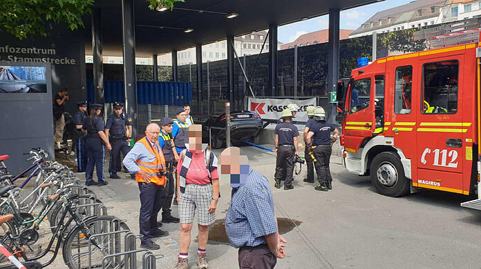 Verzwickte Situation: Der Mercedes auf der Treppe zur U-Bahn-Station am Marienhof.