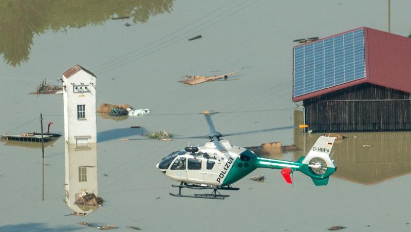 Ein Polizeihubschrauber fliegt nahe Deggendorfer Ortsteil Fischerdorf über dem Hochwasser. Foto: Armin Weigel/Archiv Ein Polizeihubschrauber fliegt nahe Deggendorfer Ortsteil Fischerdorf über dem Hochwasser. Foto: Armin Weigel/Archiv