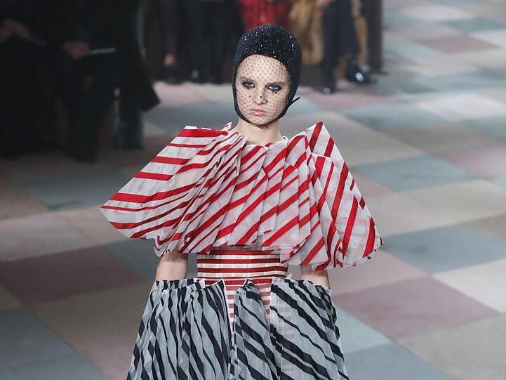 Ordentlich gefaltet: eine Kreation von Dior bei der Haute Couture Modenschau in Paris.