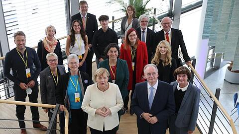 Gruppenbild mit den Einheitsbotschaftern: Bundeskanzlerin Angela Merkel und Ministerpräsident Reiner Haseloff.