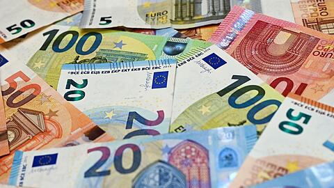 Eurobanknoten liegen auf einem Tisch.
