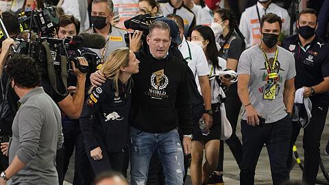 Beim ersten Titel von Max Verstappen zählte Vater Jos zu den ersten Gratulanten.