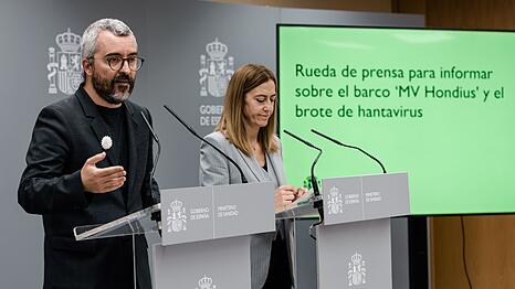 Der Staatssekret&auml;r f&uuml;r Gesundheit, Javier Padilla, informiert bei einer Pressekonferenz &uuml;ber Ma&szlig;nahmen zur Vermeidung der Ausbreitung des Hantavirus.