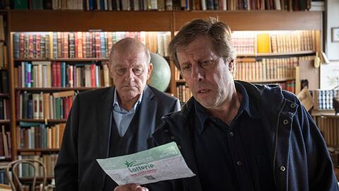 Privatdetektiv Georg Wilsberg (Leonard Lansink, links) und Ekki Talk&ouml;tter (Oliver Korittke) wollen den Mord an einem Brauereibesitzer aufkl&auml;ren.