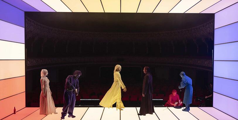 Maja Schöne (Célimène), Cino Djavid (Acaste), Camill Jammal (Clitandre), André Szymanski (Alceste) und andere. Maja Schöne (Célimène), Cino Djavid (Acaste), Camill Jammal (Clitandre), André Szymanski (Alceste) und andere.