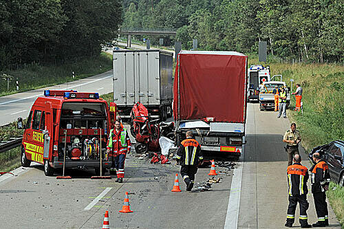 Schweren Unfall auf der Autobahn 93: Ein Laster raste in ein Stauende